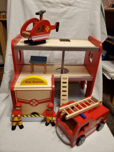 Viga fa tűzoltóállomás szett – csomagsérült új, hiányos (37×25,5×28 cm) (E2)