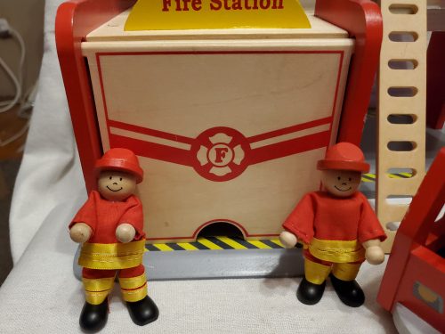 Viga fa tűzoltóállomás szett – csomagsérült új, hiányos (37×25,5×28 cm) (E2)