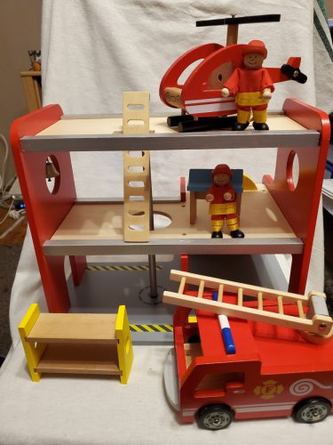 Viga fa tűzoltóállomás szett – csomagsérült új, hiányos (37×25,5×28 cm) (E2)