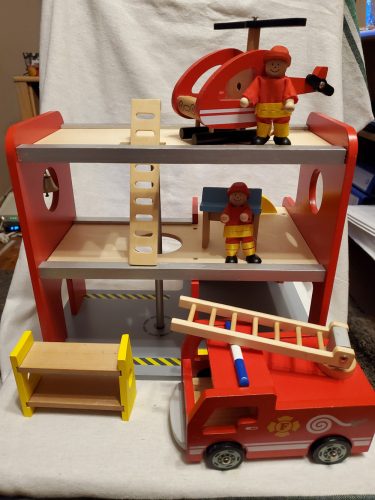 Viga fa tűzoltóállomás szett – csomagsérült új, hiányos (37×25,5×28 cm) (E2)