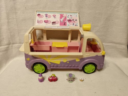 Shopkins Food Truck jármű 4 figurával – használt, jó állapotban, 25×14 cm (G3)