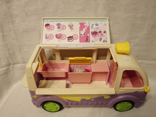 Shopkins Food Truck jármű 4 figurával – használt, jó állapotban, 25×14 cm (G3)