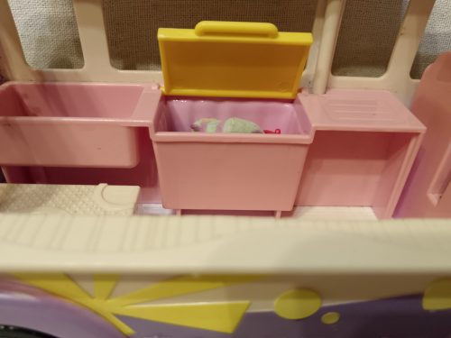 Shopkins Food Truck jármű 4 figurával – használt, jó állapotban, 25×14 cm (G3)