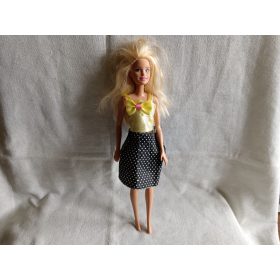   Szöszi divatbaba pöttyös szoknyában – használt, javítandó ruhával (G4)