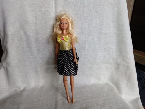 Szöszi divatbaba pöttyös szoknyában – használt, javítandó ruhával (G4)