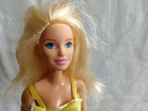 Szöszi divatbaba pöttyös szoknyában – használt, javítandó ruhával (G4)