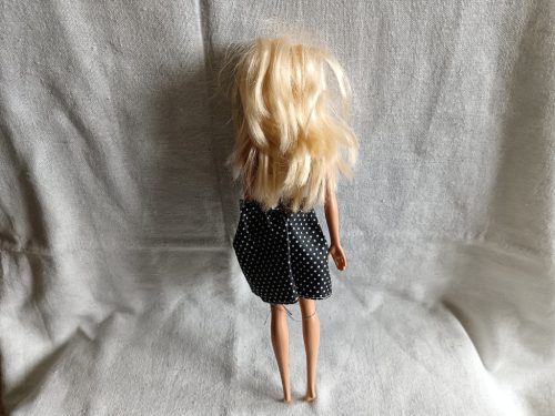 Szöszi divatbaba pöttyös szoknyában – használt, javítandó ruhával (G4)