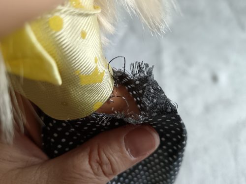 Szöszi divatbaba pöttyös szoknyában – használt, javítandó ruhával (G4)