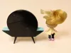 Kis fésülködőasztal mini baba figurával, 11 cm / 8 cm – használt, jó állapotban (C5)