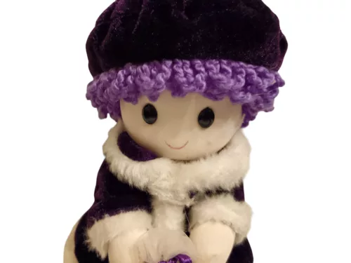Téli ruhás plüss baba lila kabátban, 18 cm – használt, újszerű állapotú (H6)