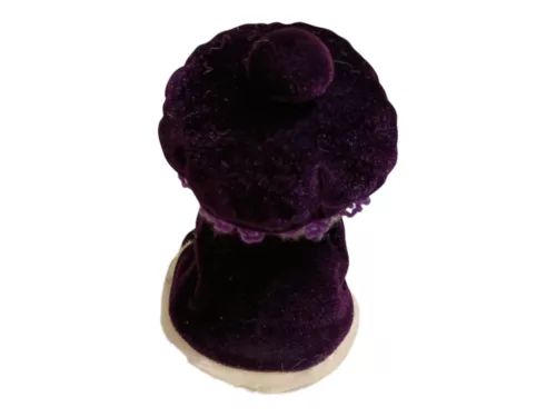 Téli ruhás plüss baba lila kabátban, 18 cm – használt, újszerű állapotú (H6)