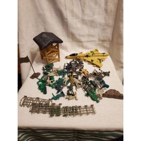   Katonai játékkészlet figurákkal és repülővel – használt jó állapotú (B4)