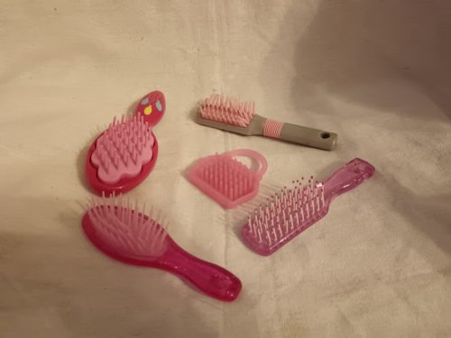 Gyerek fésűcsomag rózsaszín tasakban – használt, jó állapotban (G4)