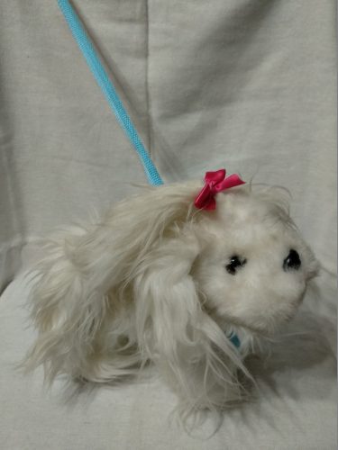 Sétáltatható plüss kutyus bottal – használt, jó állapotban (23 cm, nem elemes) (a2)