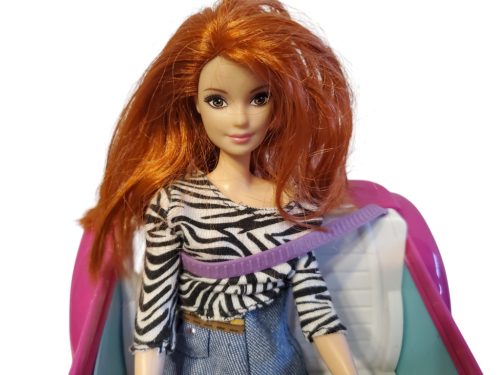 Barbie baba autóban – jó állapotú (c2)