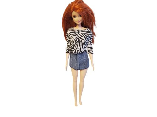 Barbie baba autóban – jó állapotú (c2)