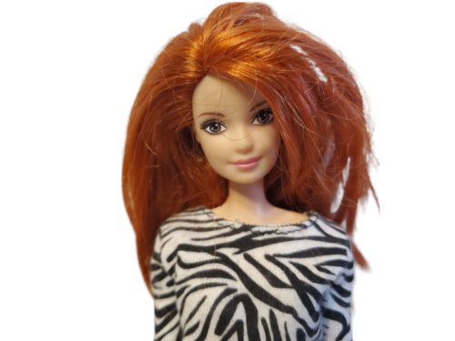 Barbie baba autóban – jó állapotú (c2)