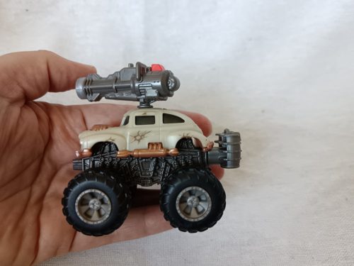 Mini harci terepjáró figura használt, újszerű állapotban gyűjtőknek és kisfiúknak (G1)