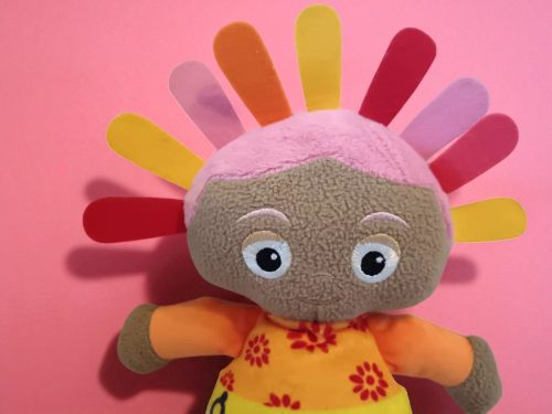 Iggle Piggle és barátai – Makka Pakka angolul zenélő plüssfigura, 30 cm – használt, jó állapotban (G2) 