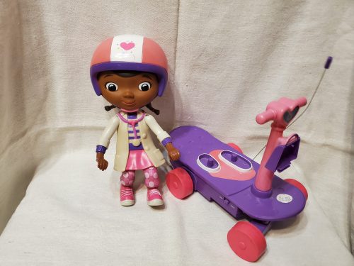 Doc McStuffins (Dr. Plüssi) baba rollerrel – használt, jó állapotban (23 cm) (d2)