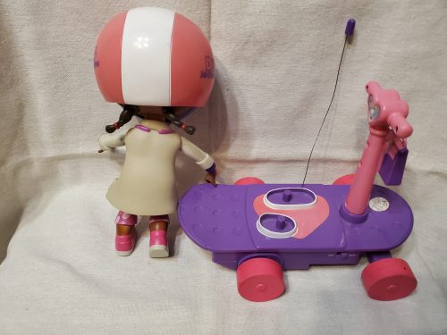 Doc McStuffins (Dr. Plüssi) baba rollerrel – használt, jó állapotban (23 cm) (d2)
