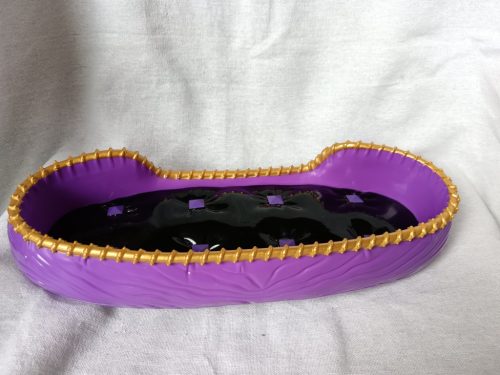 Monster High ágy – használt jó állapotú, 34 cm  (G1)