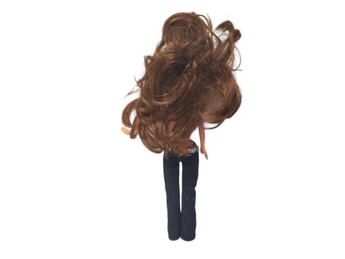 Stílusos divatbaba hosszú barna hajjal – használt jó állapotú (26 cm) (b4)
