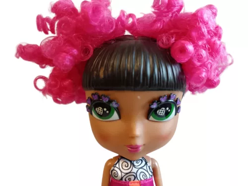 Jada Toys Cutie Pops Swirly Brights Magenta baba pink göndör hajjal, 26 cm – jó állapotú (D3)