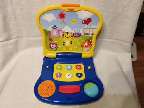 Angol nyelvű zenélő tanulólaptop gyerekeknek – 22×19 cm – használt állapot (G3)
