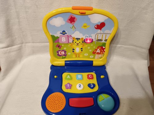 Angol nyelvű zenélő tanulólaptop gyerekeknek – 22×19 cm – használt állapot (G3)