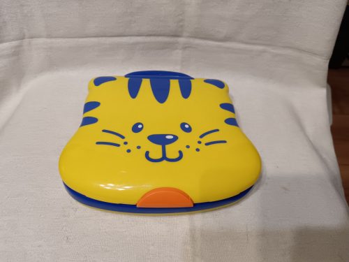 Angol nyelvű zenélő tanulólaptop gyerekeknek – 22×19 cm – használt állapot (G3)