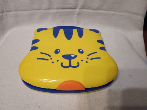 Angol nyelvű zenélő tanulólaptop gyerekeknek – 22×19 cm – használt állapot (G3)