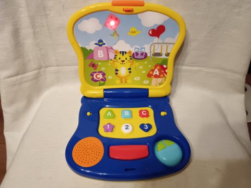 Angol nyelvű zenélő tanulólaptop gyerekeknek – 22×19 cm – használt állapot (G3)