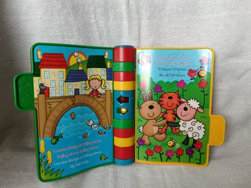 VTech zenélő tanuló könyv – angol nyelvű, firkált, használt állapotú, 17 cm (G1) 