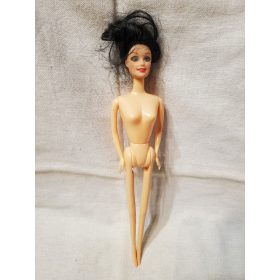   Barbie típusú divatbaba fekete hajjal – használt állapotú (29 cm) (E3)