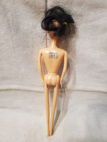 Barbie típusú divatbaba fekete hajjal – használt állapotú (29 cm) (E3)