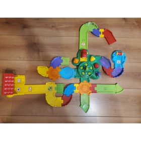   VTech Toot-Toot Drivers farmos pályaszett – komplett, zenélő, angol nyelvű, interaktív farmvilág (77 db pályaelemmel, 4 járművel és kiegészítőkkel) – használt, jó állapotban