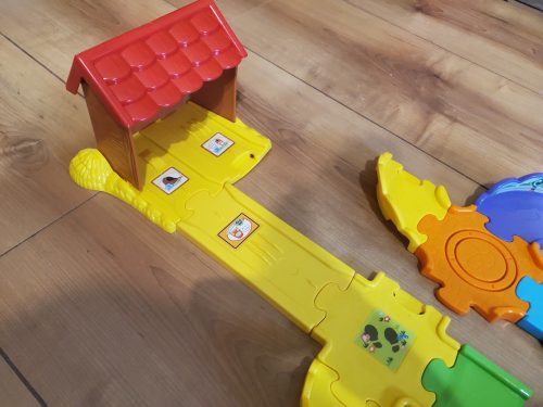 VTech Toot-Toot Drivers farmos pályaszett – komplett, zenélő, angol nyelvű, interaktív farmvilág (77 db pályaelemmel, 4 járművel és kiegészítőkkel) – használt, jó állapotban