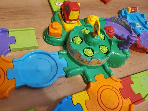 VTech Toot-Toot Drivers farmos pályaszett – komplett, zenélő, angol nyelvű, interaktív farmvilág (77 db pályaelemmel, 4 járművel és kiegészítőkkel) – használt, jó állapotban