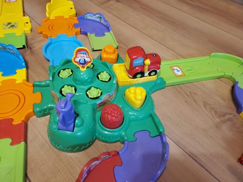 VTech Toot-Toot Drivers farmos pályaszett – komplett, zenélő, angol nyelvű, interaktív farmvilág (77 db pályaelemmel, 4 járművel és kiegészítőkkel) – használt, jó állapotban
