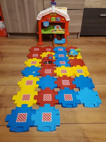 VTech Toot-Toot Drivers farmos pályaszett – komplett, zenélő, angol nyelvű, interaktív farmvilág (77 db pályaelemmel, 4 járművel és kiegészítőkkel) – használt, jó állapotban