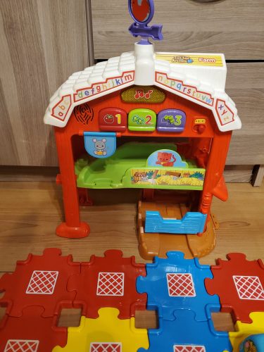 VTech Toot-Toot Drivers farmos pályaszett – komplett, zenélő, angol nyelvű, interaktív farmvilág (77 db pályaelemmel, 4 járművel és kiegészítőkkel) – használt, jó állapotban