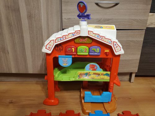 VTech Toot-Toot Drivers farmos pályaszett – komplett, zenélő, angol nyelvű, interaktív farmvilág (77 db pályaelemmel, 4 járművel és kiegészítőkkel) – használt, jó állapotban