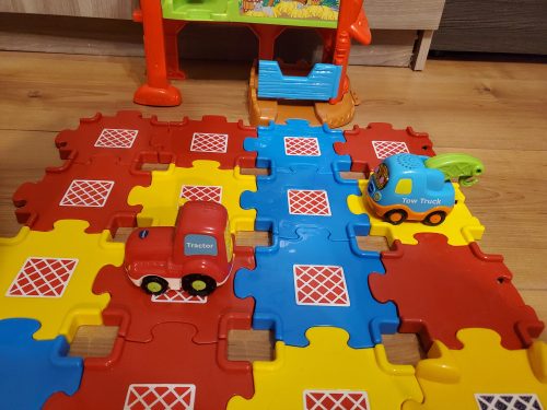 VTech Toot-Toot Drivers farmos pályaszett – komplett, zenélő, angol nyelvű, interaktív farmvilág (77 db pályaelemmel, 4 járművel és kiegészítőkkel) – használt, jó állapotban