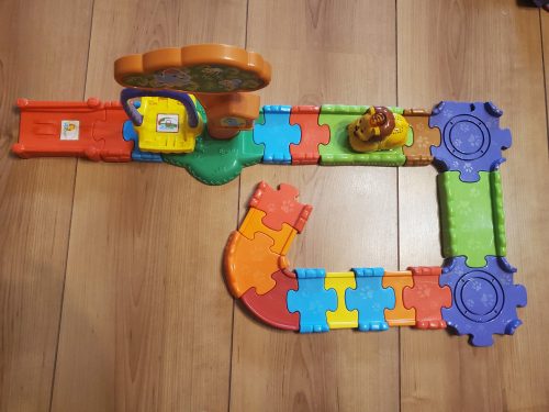 VTech Toot-Toot Drivers farmos pályaszett – komplett, zenélő, angol nyelvű, interaktív farmvilág (77 db pályaelemmel, 4 járművel és kiegészítőkkel) – használt, jó állapotban