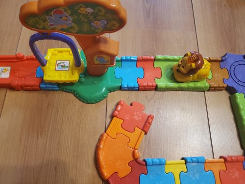 VTech Toot-Toot Drivers farmos pályaszett – komplett, zenélő, angol nyelvű, interaktív farmvilág (77 db pályaelemmel, 4 járművel és kiegészítőkkel) – használt, jó állapotban