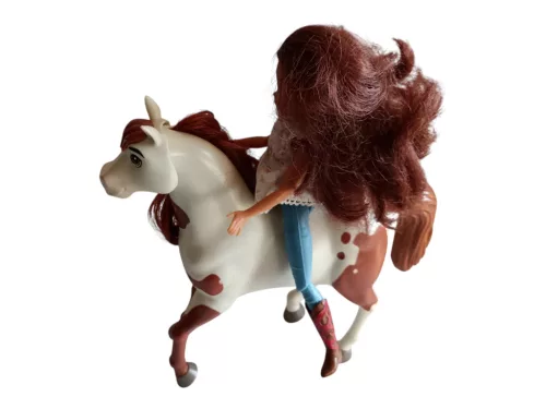 DreamWorks Spirit Boomerang ló (20 cm) és Pru baba (19 cm) játékszett – használt, jó állapotú (D6)