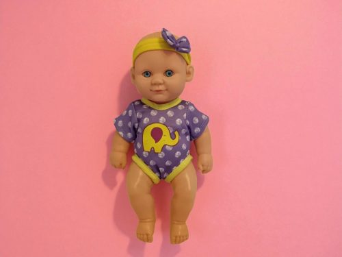 Baba lila elefántos ruhában, 20 cm – használt, újszerű állapotban (B2)