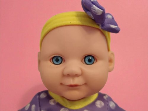 Baba lila elefántos ruhában, 20 cm – használt, újszerű állapotban (B2)