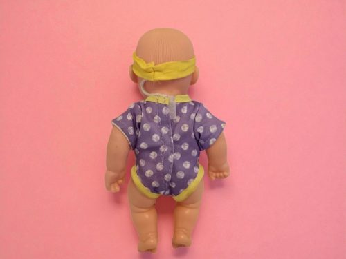 Baba lila elefántos ruhában, 20 cm – használt, újszerű állapotban (B2)